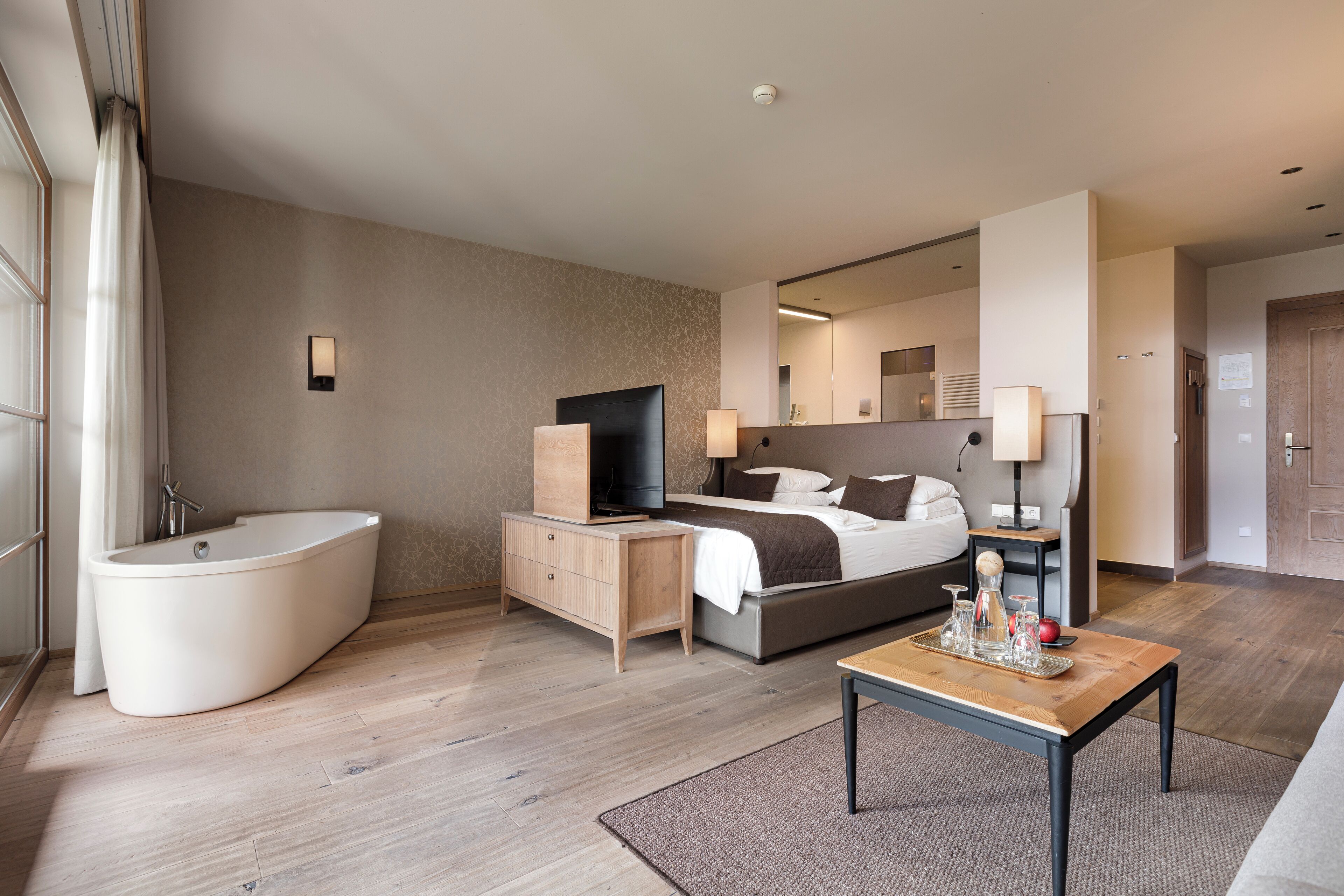 أغطية فراش متميزة وألحفة محشوة بالريش وميني بار وخزنة داخل الغرفة