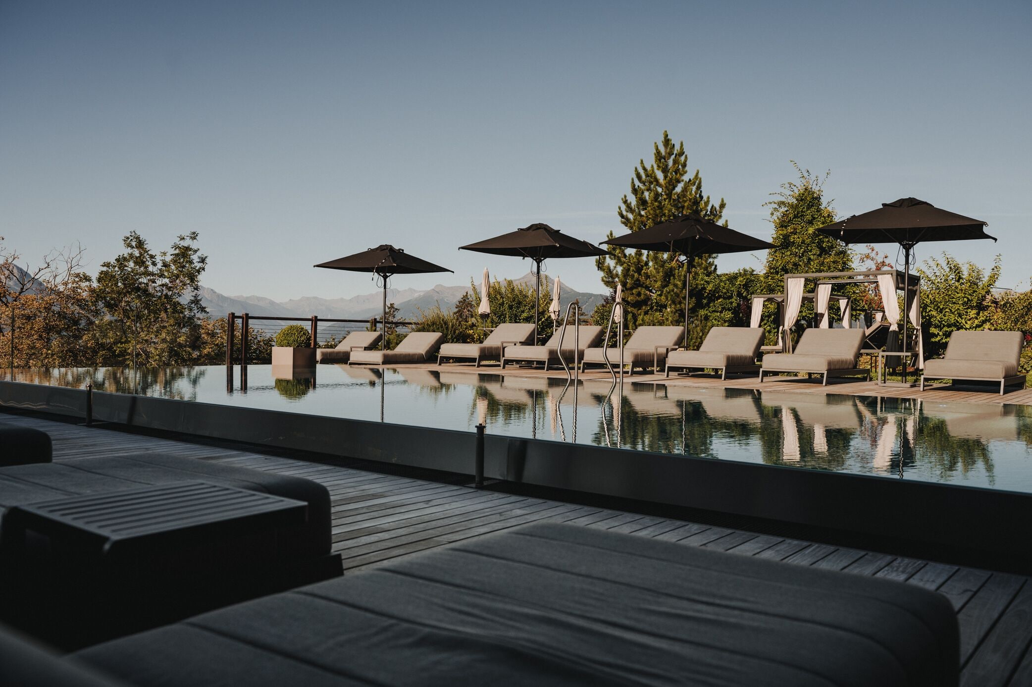 Indendørs pool, 2 udendørs pools, parasoller, liggestole