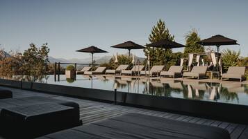 Indendørs pool, 2 udendørs pools, parasoller, liggestole