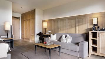 Ein modernes Wohnzimmer mit Sofa, Couchtisch und Holzkästen.