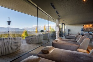 Couples treatment rooms, sauna, hot tub, steam room, body treatments - Chalet Mirabell (Avelengo)