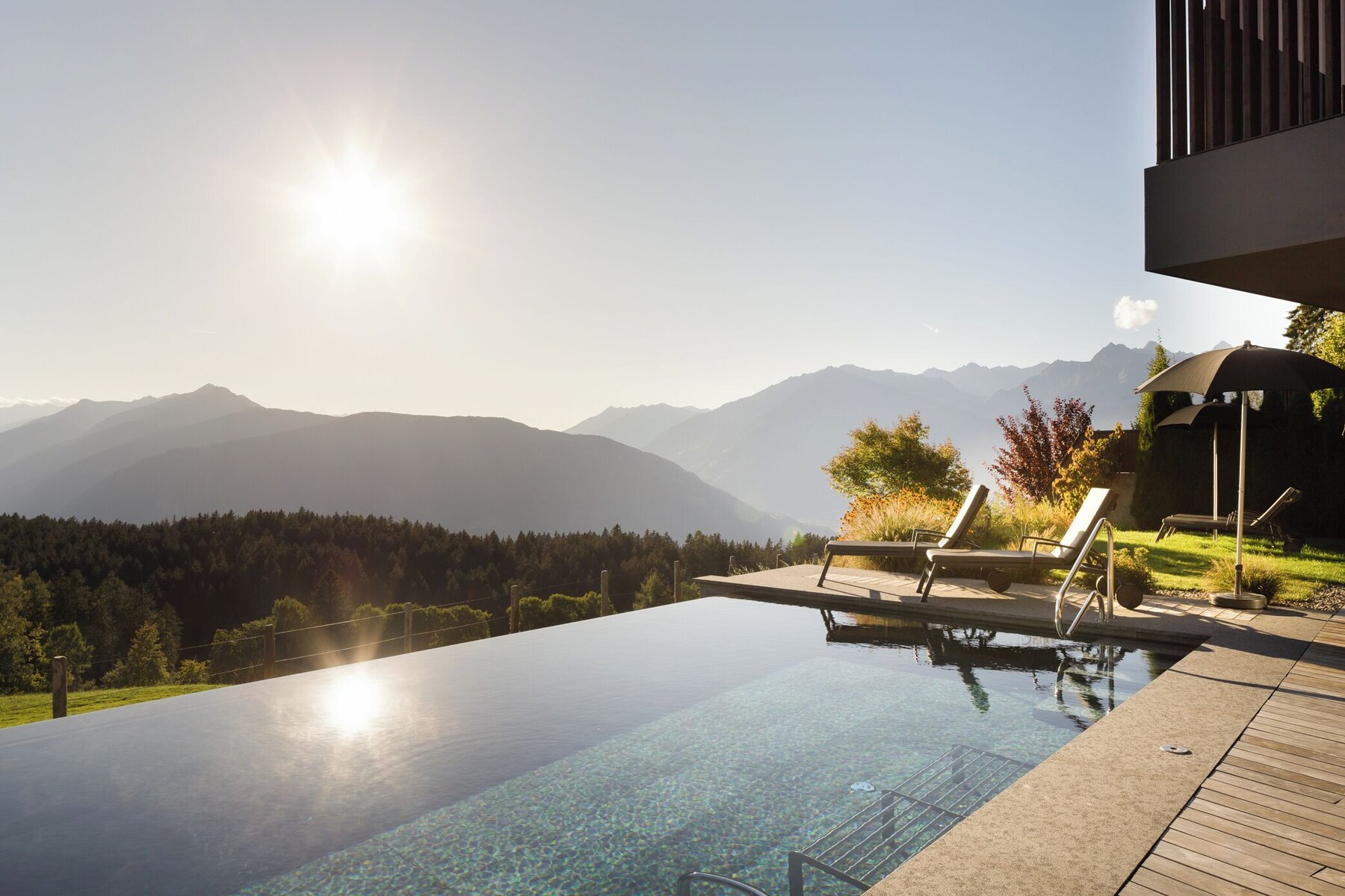 Luxury-Villa, eigener Pool | Wohnbereich | 45-Zoll-Flachbildfernseher mit Satellitenempfang, Fernseher, Netflix