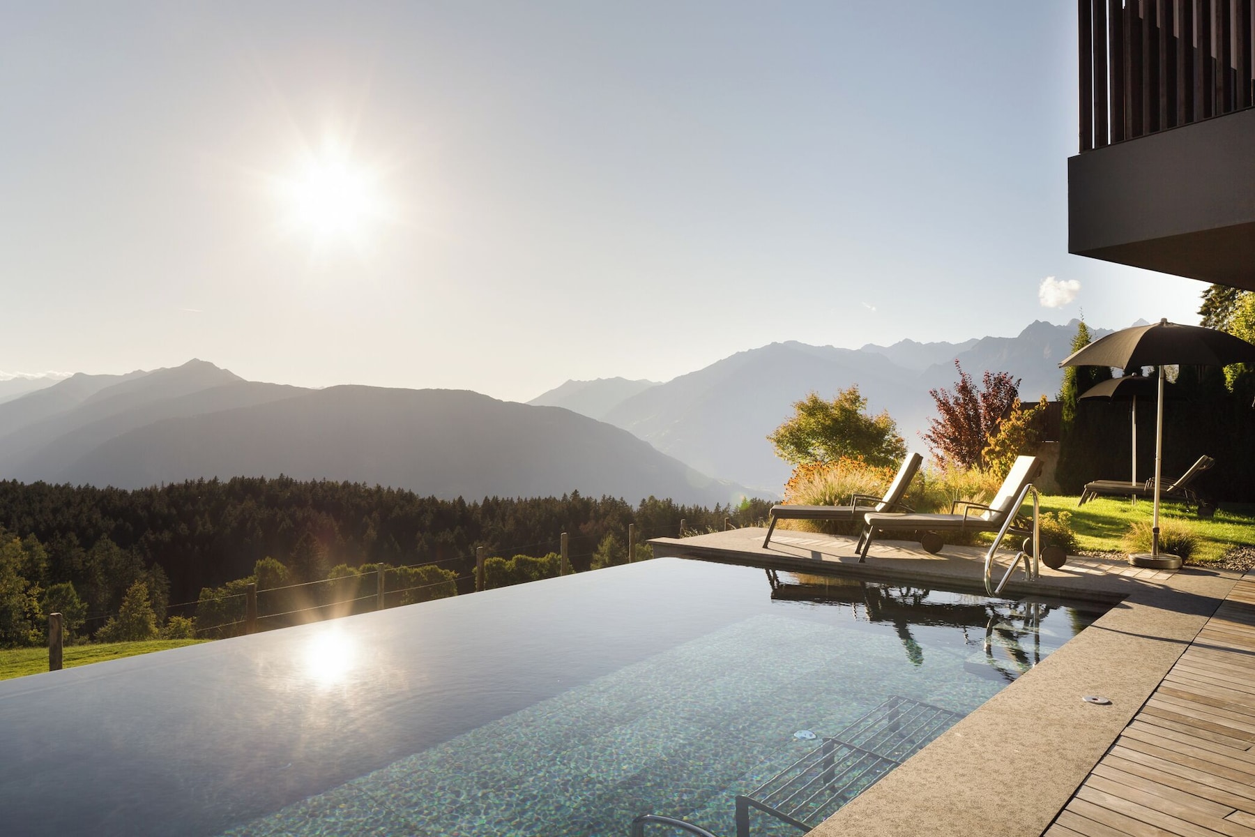 Luxury-Villa, eigener Pool | Wohnbereich | 45-Zoll-Flachbildfernseher mit Satellitenempfang, Fernseher, Netflix