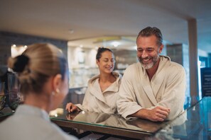 Behandelingskamers voor koppels, een sauna, een bubbelbad, een stoombad