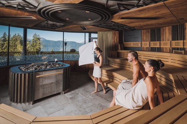 Behandelingskamers voor koppels, een sauna, een bubbelbad, een stoombad