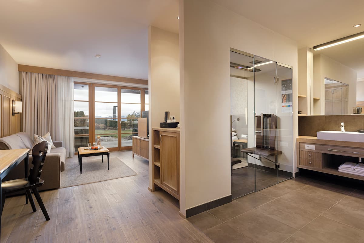 Deluxe Double Room, Hot Tub, Garden Area | 2 bedrooms, premium bedding, down comforters, minibar