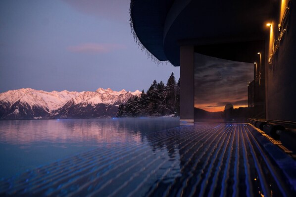 Indoor pool, 2 outdoor pools, pool umbrellas, sun loungers - Chalet Mirabell (Avelengo)