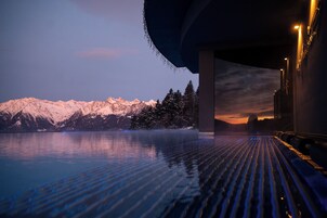Una piscina techada, 2 piscinas al aire libre, sombrillas