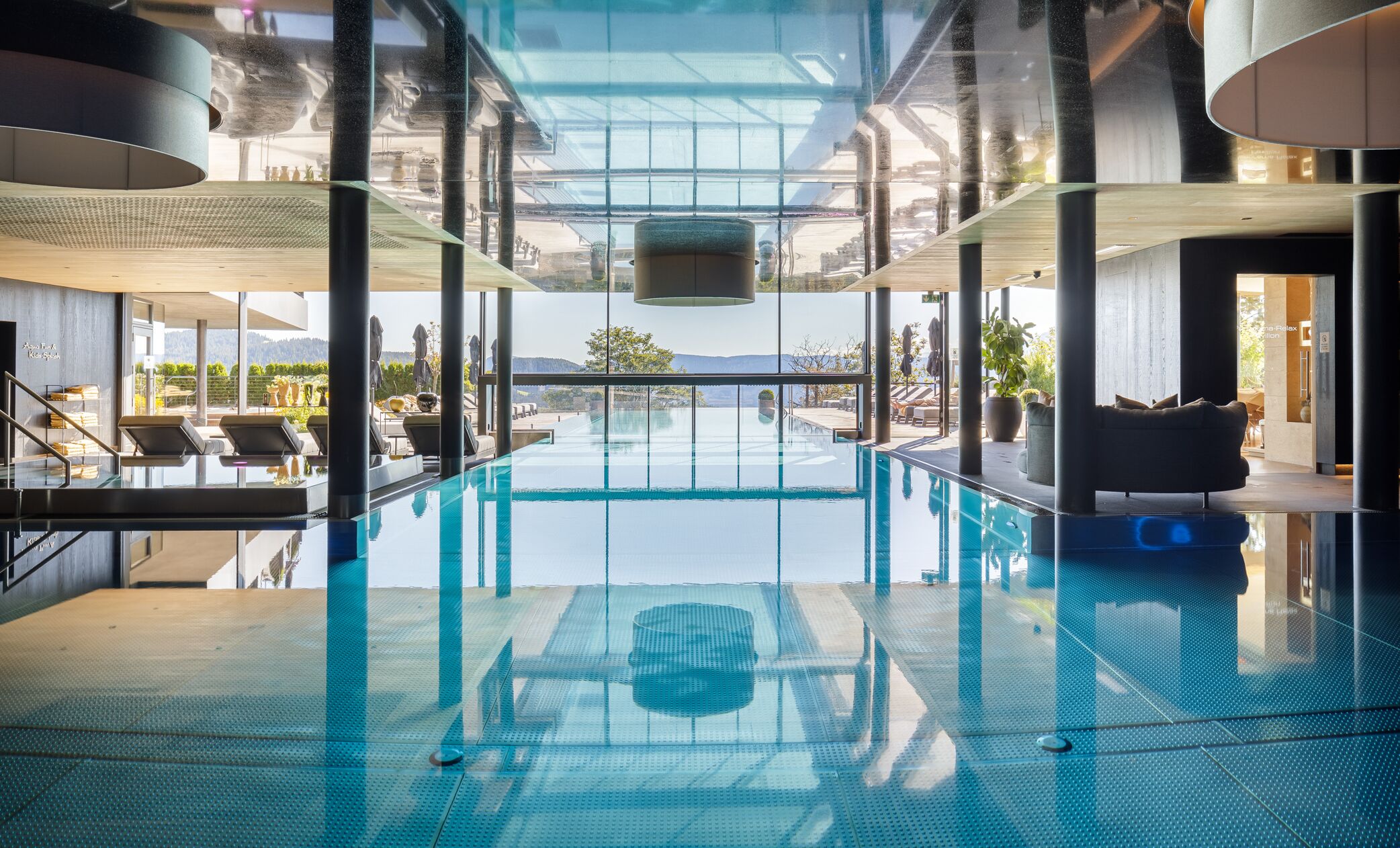 من حمّامات السباحة المغطاة، 2 من حمّامات السباحة الخارجية