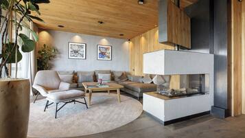 Vila Mewah, kolam renang pribadi | Area keluarga | Televisi layar datar 45-inci dengan saluran TV satelit, TV, dan Netflix