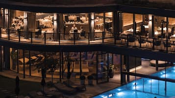 Een binnenzwembad, 2 buitenzwembaden, parasols voor strand/zwembad