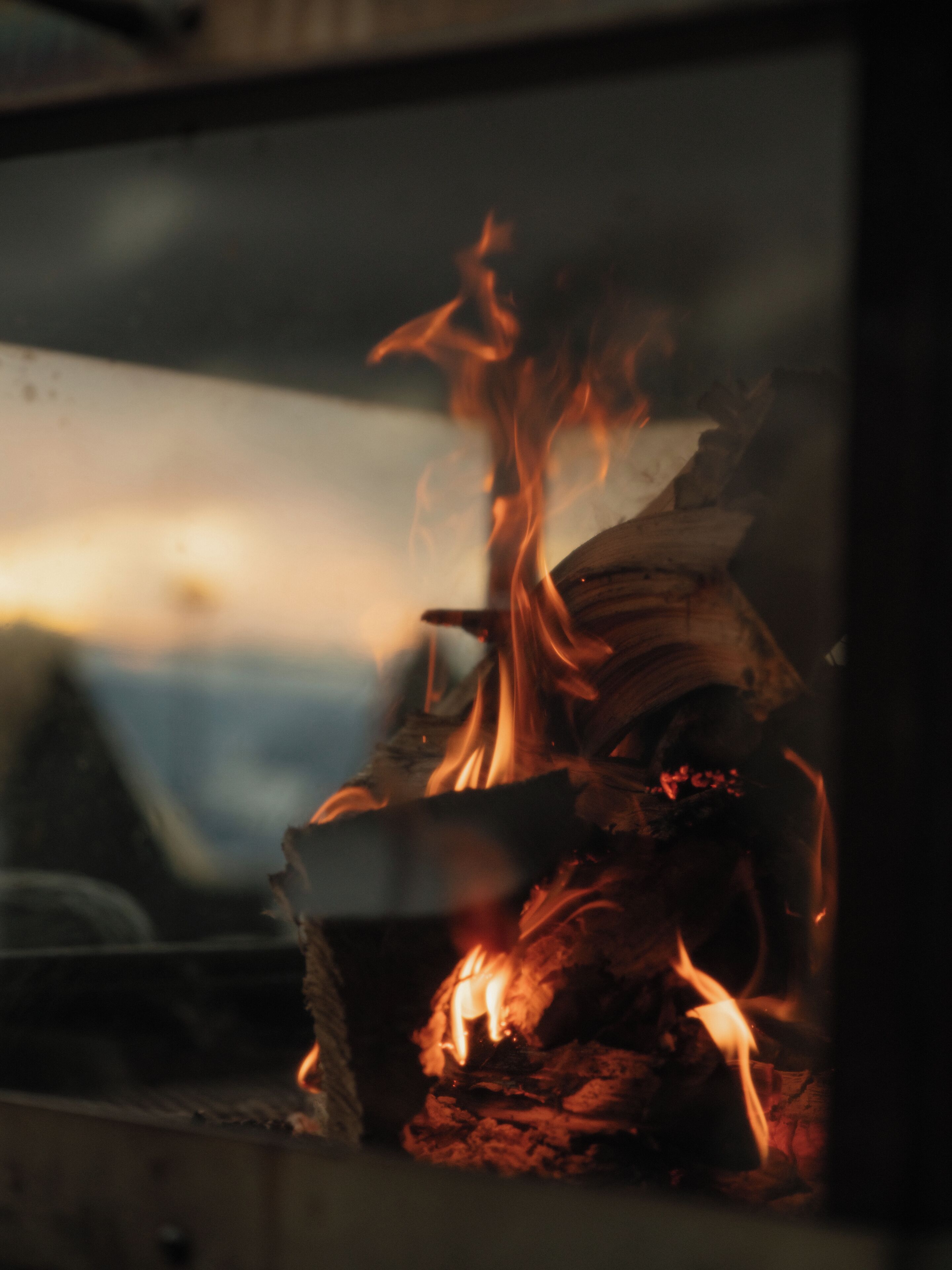 Primer plano de un fuego ardiendo en una chimenea.