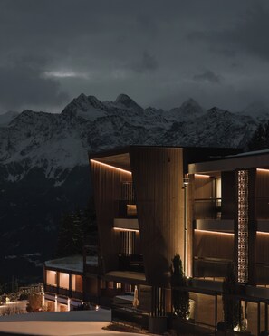 Fachada de la propiedad por la tarde o noche