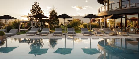 Piscine couverte, 2 piscines extérieures, parasols de plage