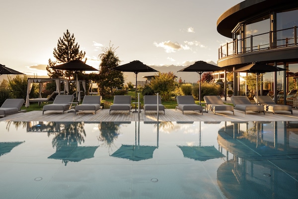Una piscina cubierta, 2 piscinas al aire libre, sombrillas, tumbonas