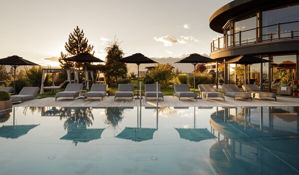 Una piscina cubierta, 2 piscinas al aire libre, sombrillas, tumbonas