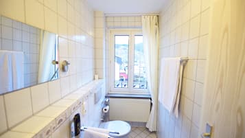 Doppelzimmer | Badezimmer | Dusche, Haartrockner, Handtücher