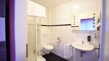 Habitación doble | Baño | Regadera, secadora de cabello, toallas 