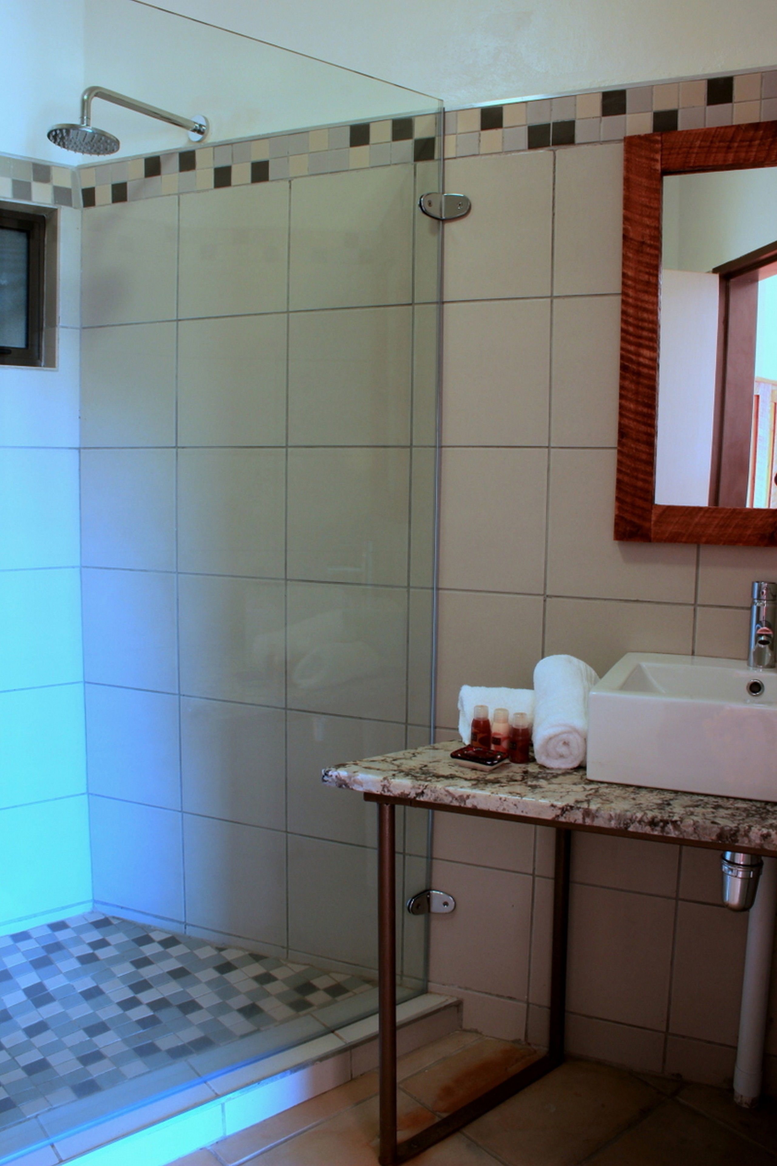 Douche, articles de toilette gratuits, sèche-cheveux