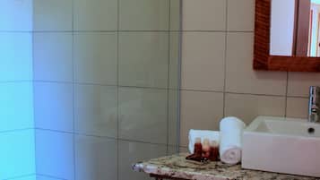 Douche, articles de toilette gratuits, sĂšche-cheveux