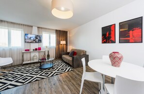 Apartamento familiar, 1 habitación, cocina | Zona de estar | Una televisión de pantalla plana