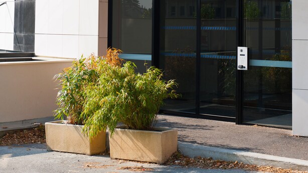 Een modern gebouw met een bord waarop 