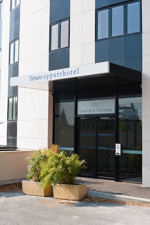 Property entrance. Ténéo Apparthotel Talence - Arthéna