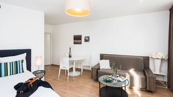 Superior studio suite, keuken | Woonruimte | Flatscreentelevisie