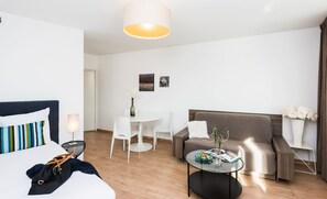 Superior Studio Suite, Kitchen | Living area | Flat-screen TV - Ténéo Apparthotel Talence - Arthéna (Talence)