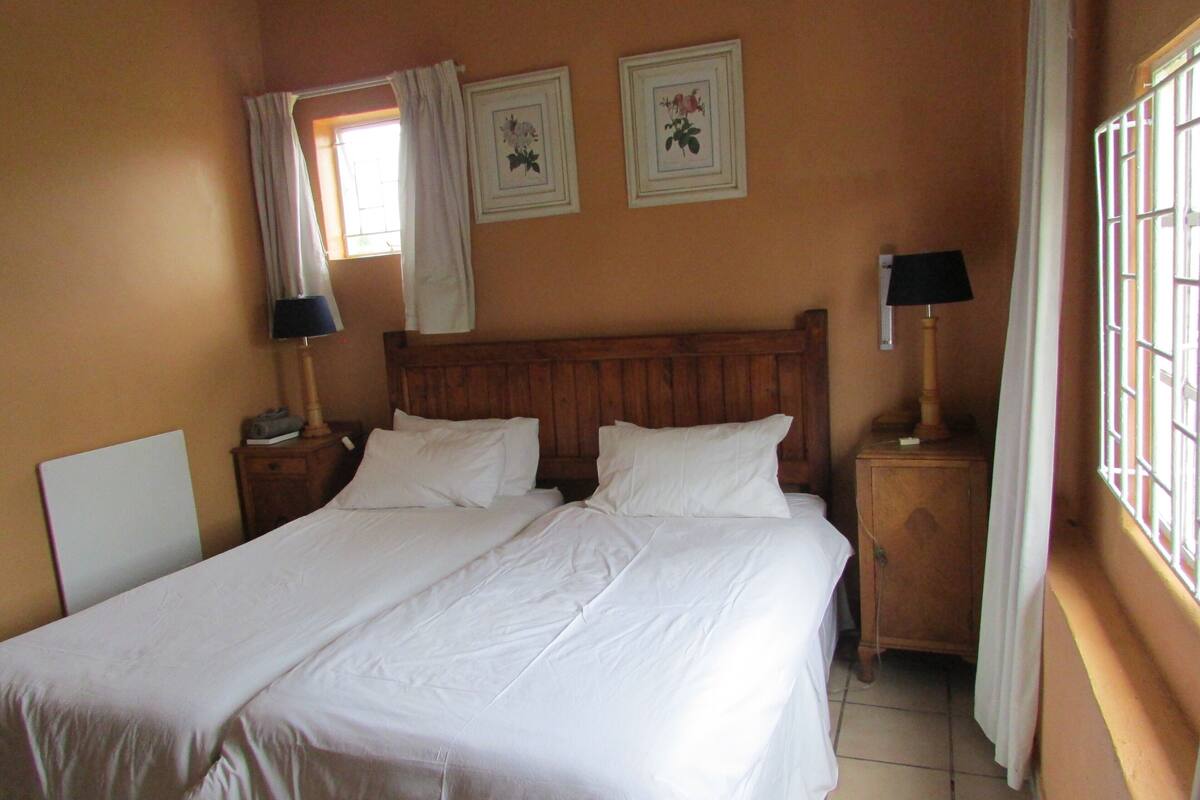 Two Bedroom Unit (EnTokozweni) | 高档床上用品、办公桌、熨斗/熨板、免费 WiFi