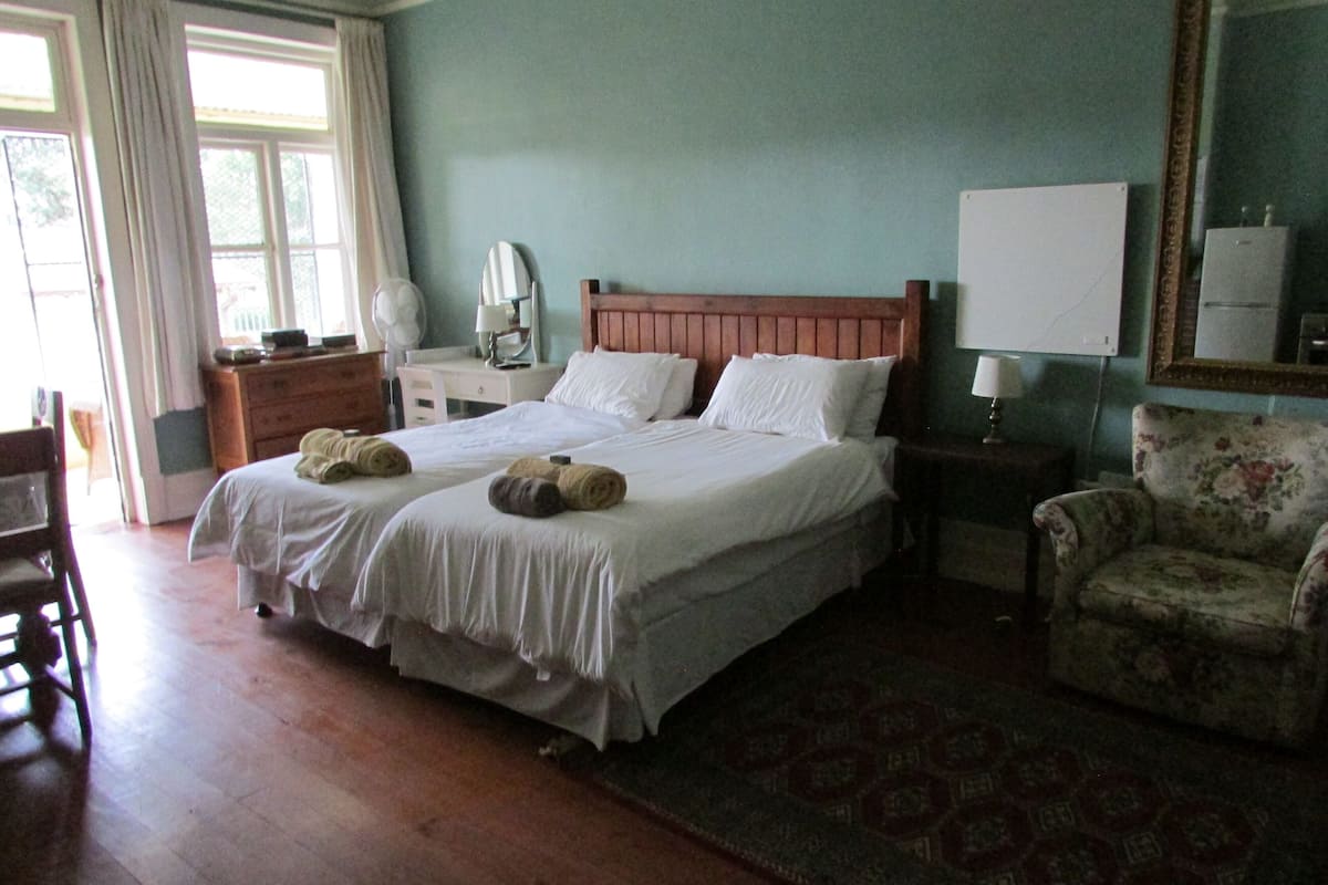 Double Room ( Geluk ) | Hochwertige Bettwaren, Schreibtisch, Bügeleisen/Bügelbrett