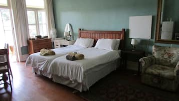 Premium bedding, desk, iron/ironing board, free WiFi