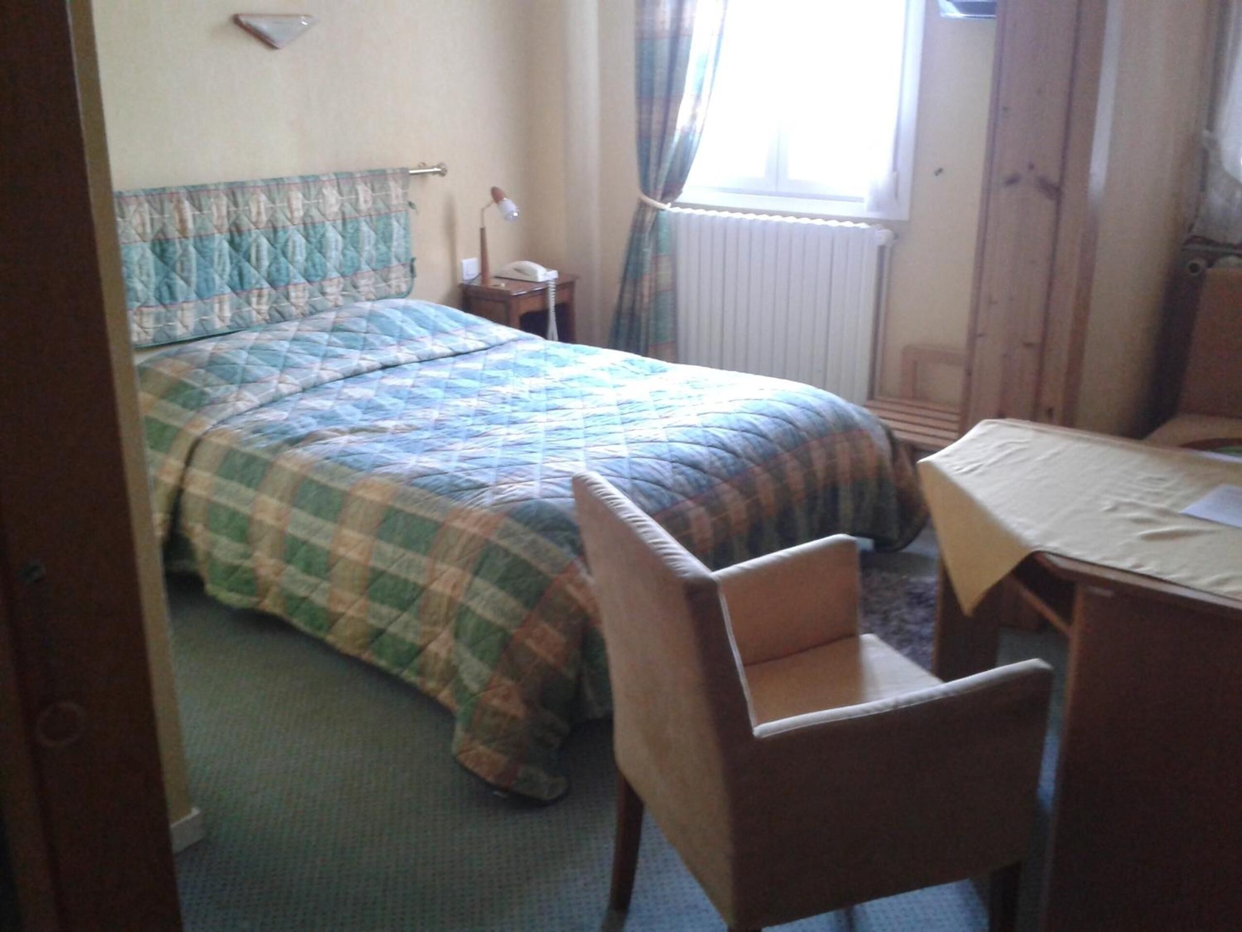 desk, free cots/infant beds, free wifi