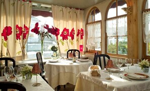 Se sirven comidas, cenas y cocina regional 