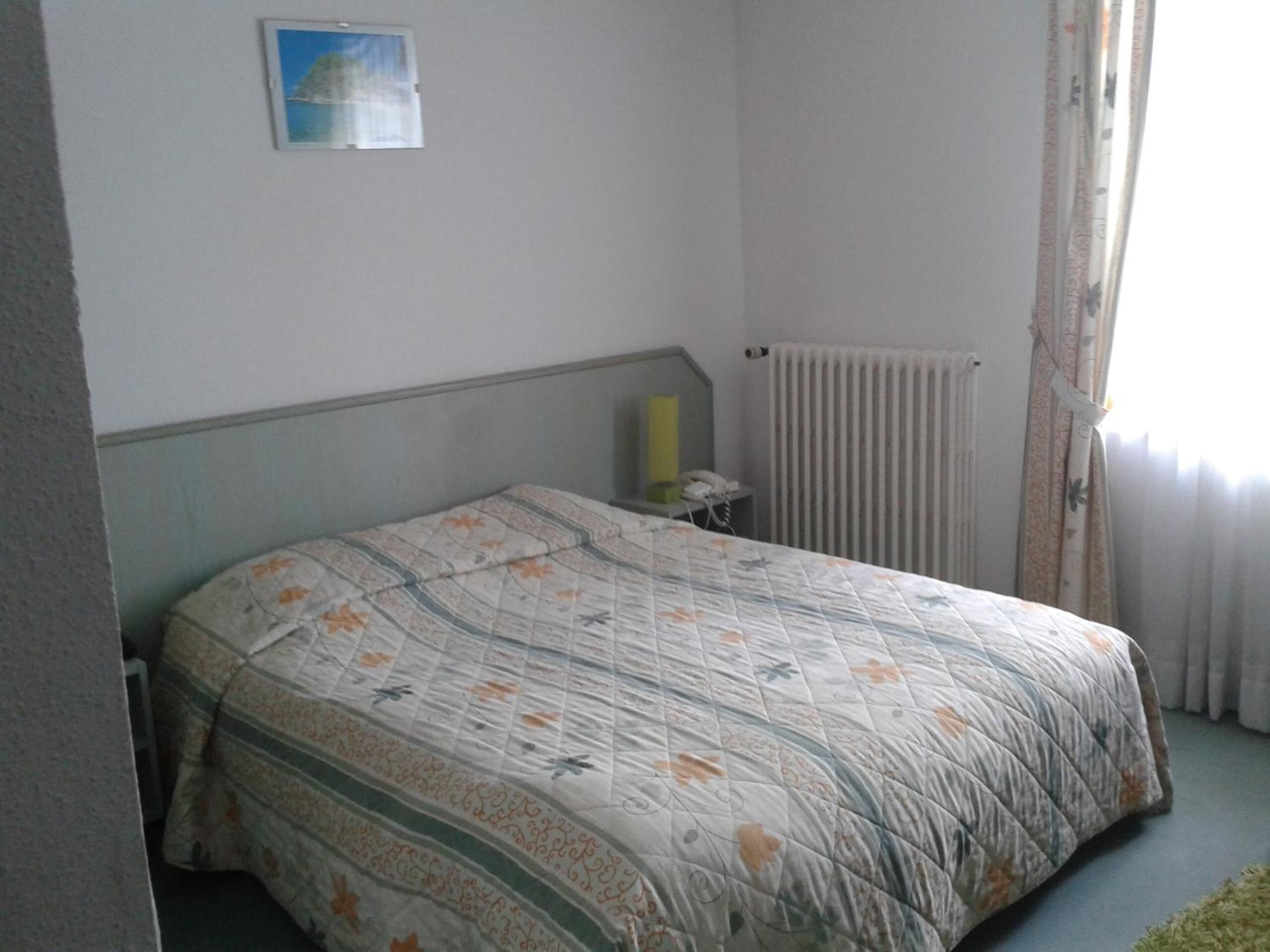 desk, free cots/infant beds, free wifi