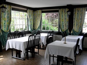 Lunch and dinner served, Regional cuisine - Hotel Restaurant Robichon (Loray)