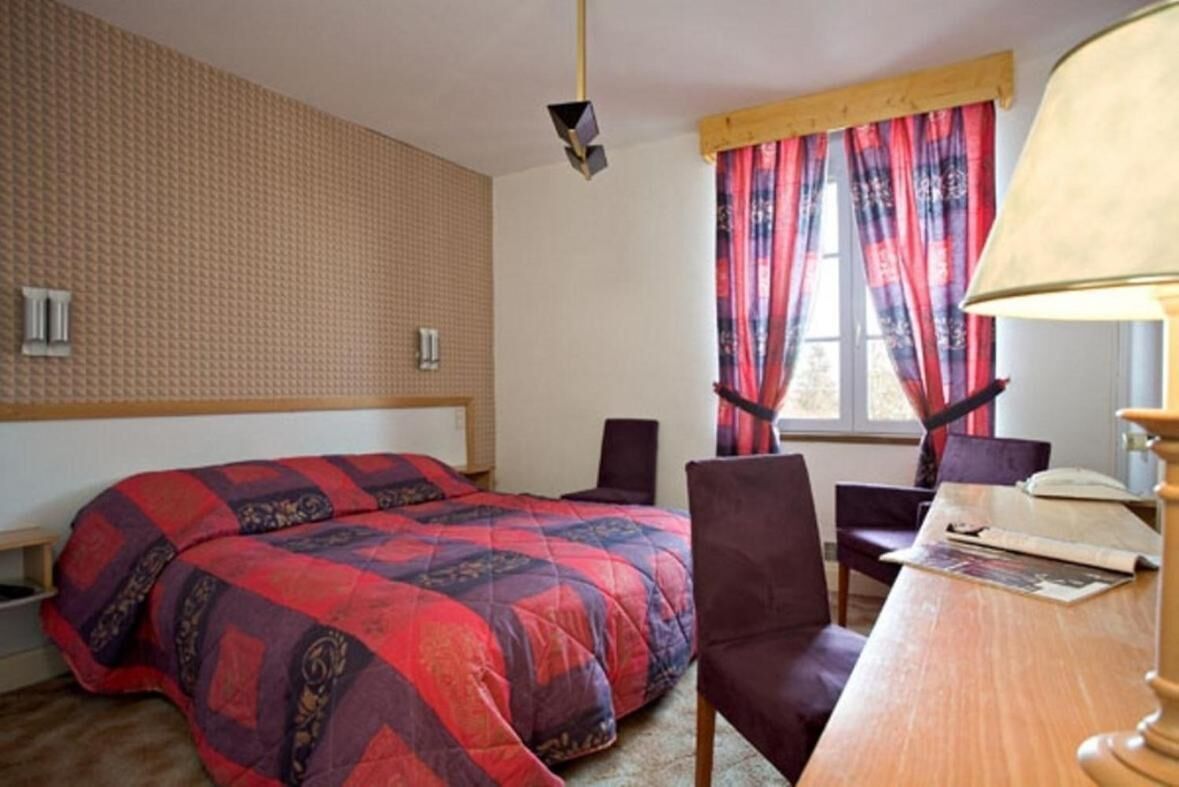 desk, free cots/infant beds, free wifi