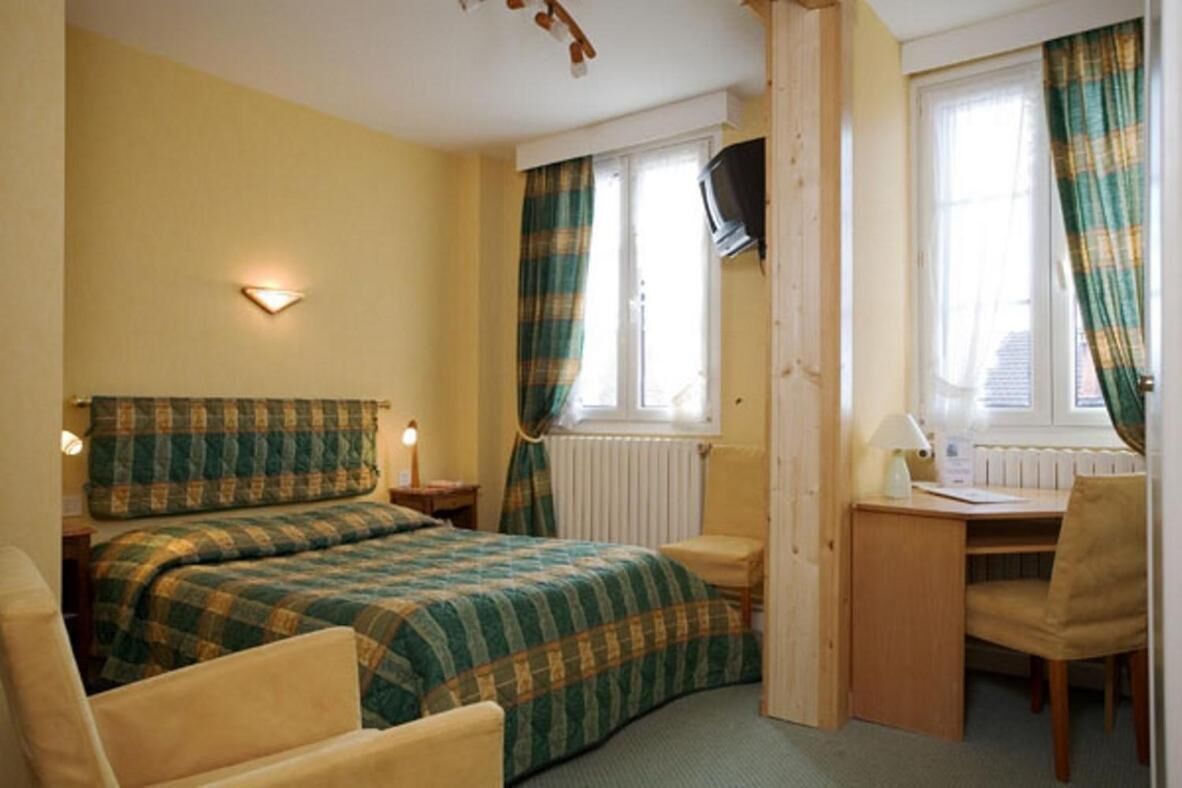 desk, free cots/infant beds, free wifi