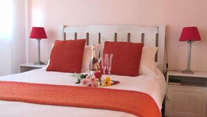 In-room safe, iron/ironing board (on request), free WiFi - Paradise Heads Self Catering (Knysna)