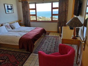 Deluxe Suite, 1 Bedroom, Ocean View | 1 bedroom, in-room safe, iron/ironing board, free WiFi - Magic Camps Bay (Cape Town)