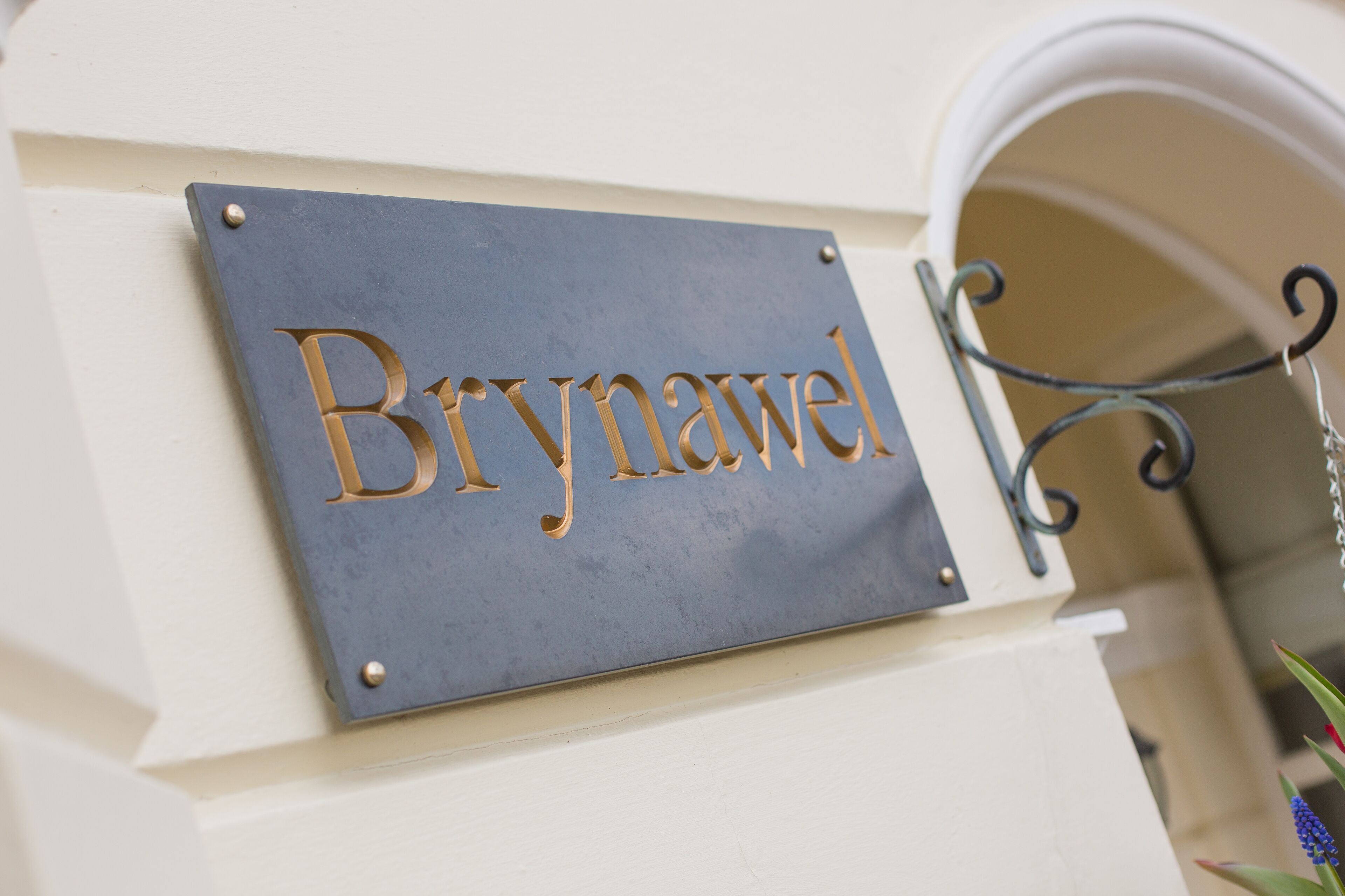 Placa com o nome 'Brynawel' fixada numa parede.