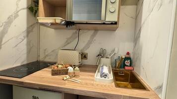 Deluxe Studio, Ensuite, Garden View (Garden room) | Shared kitchen