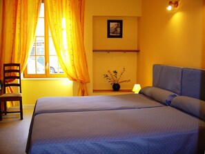 办公桌、熨斗/熨板、婴儿床、折叠床/加床（额外收费）