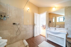 Suite de luna de miel, balcón, vista a la bahía | Baño | Regadera, amenidades de baño gratuitas, secadora de cabello, toallas 
