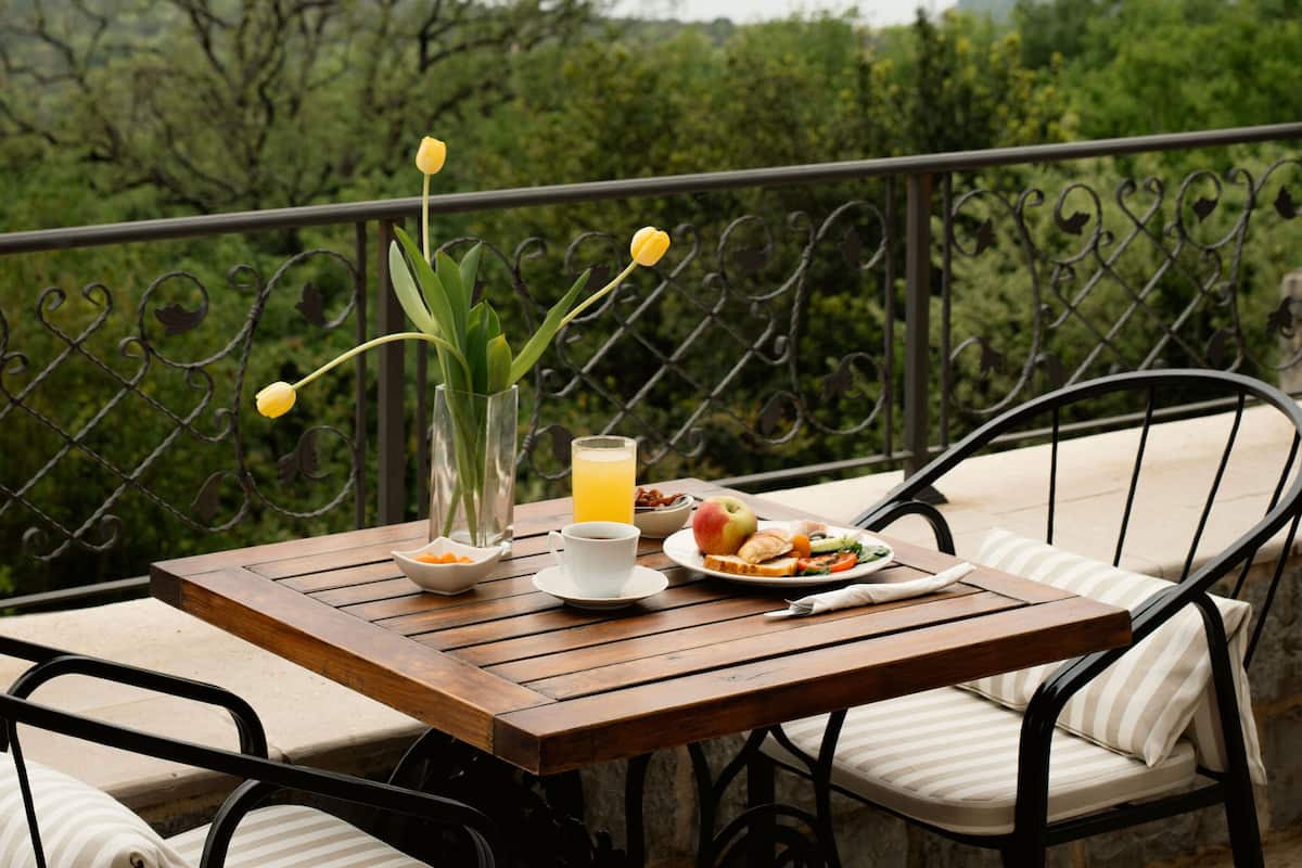 Se sirven desayunos y almuerzos; cocina regional; con vista a la piscina