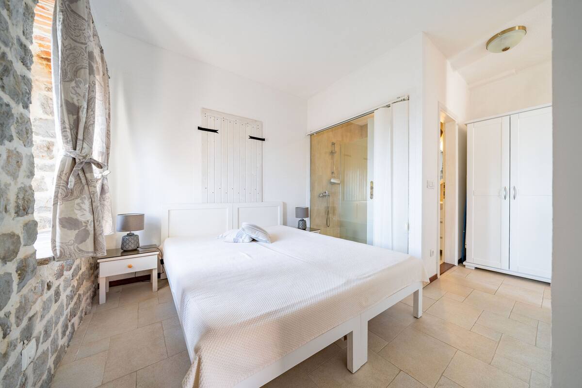 1 habitación, cubrecamas, wifi gratis y ropa de cama