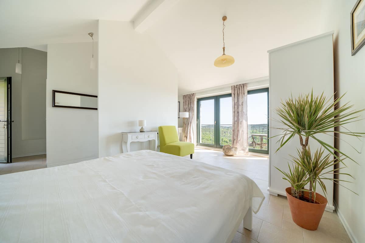 1 habitación, cubrecamas, decoración personalizada y muebles diferentes