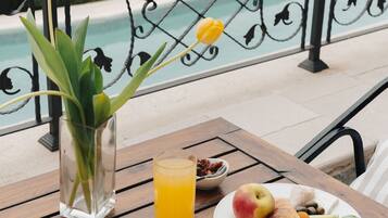 Daily buffet breakfast for a fee