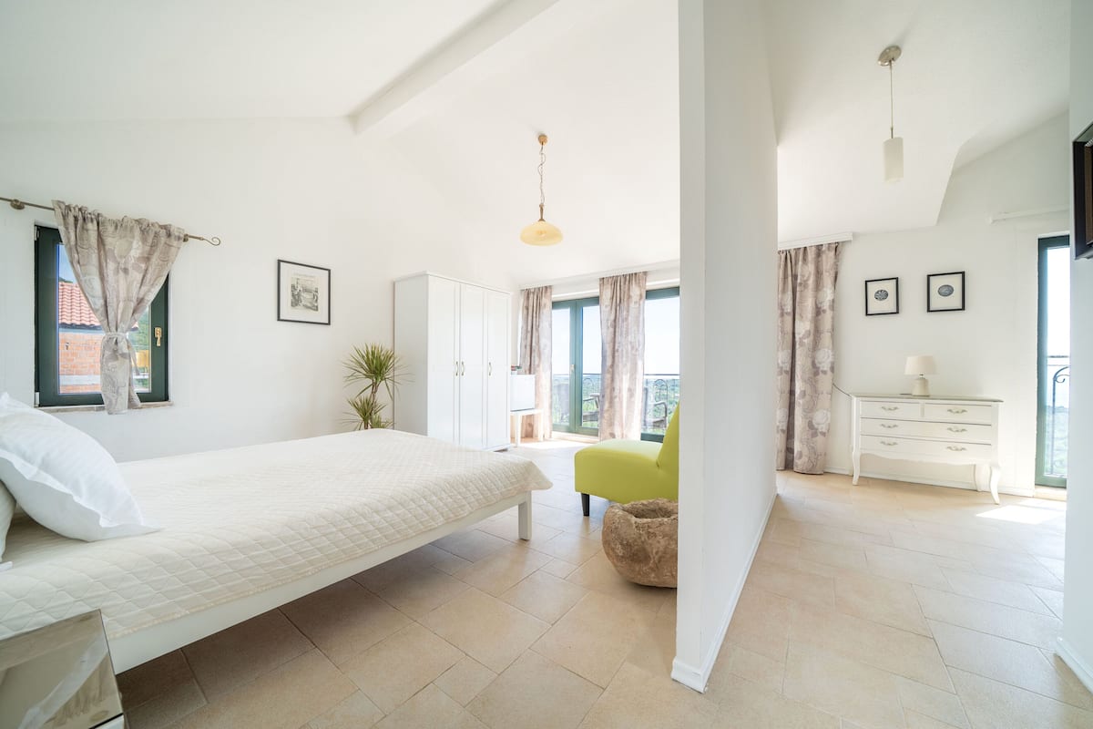 1 habitación, cubrecamas, decoración personalizada y muebles diferentes