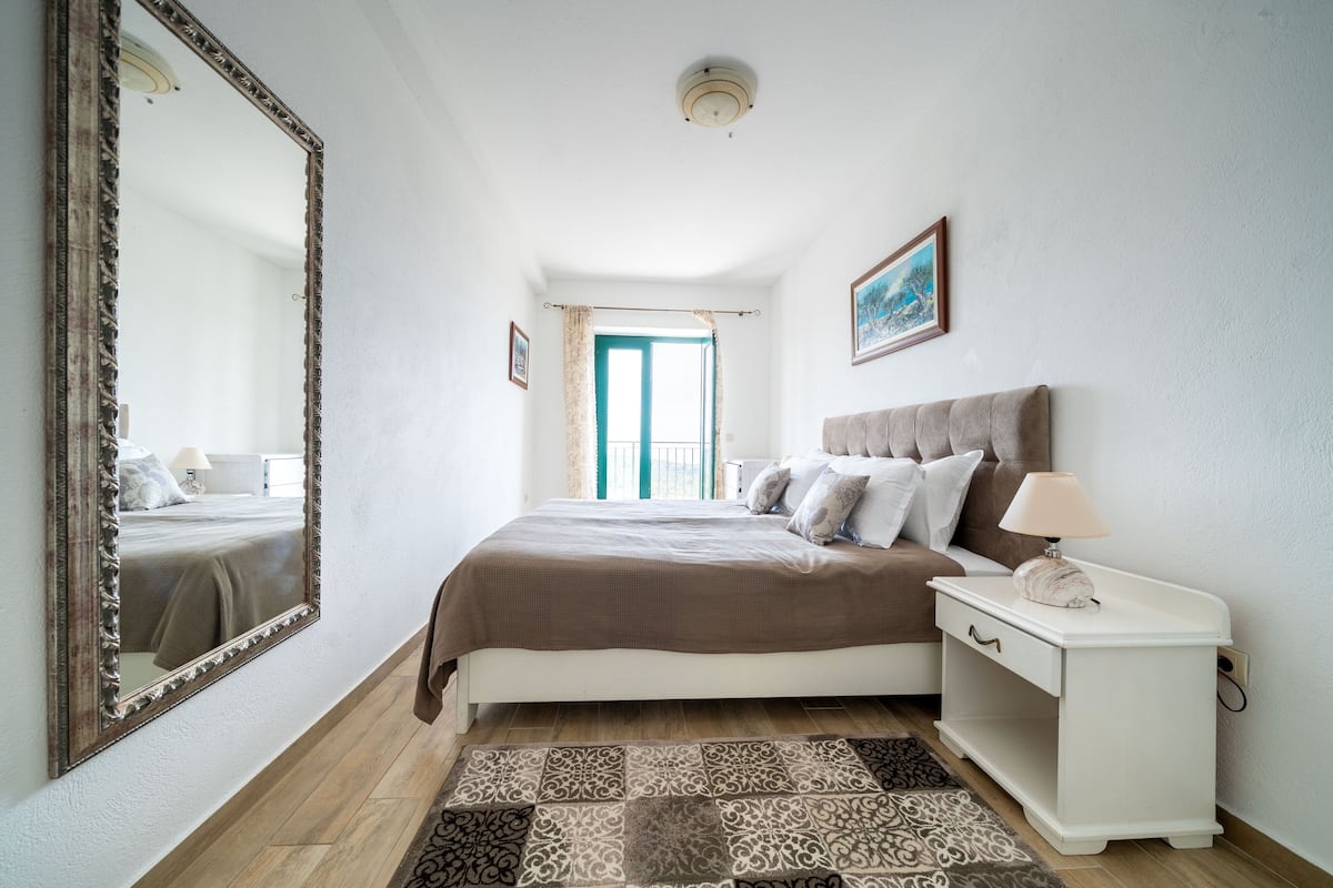 Olive Branch, One bedroom, With balcony and terrace, Sea view | 1 soverom, dundyner, wi-fi (inkludert) og individuelt dekorert